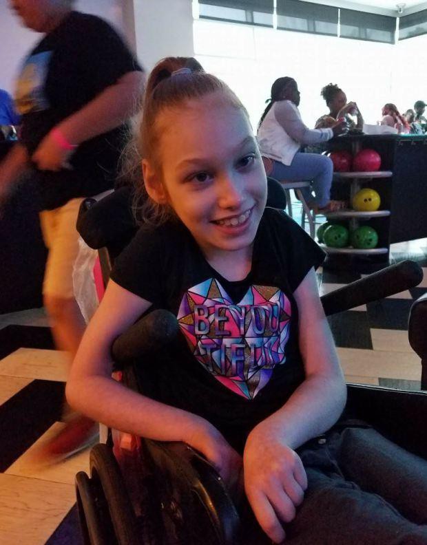 Con gái 10 tuổi đột ngột qua đời, mẹ không làm lễ tang mà để 2 đứa em chơi với xác chết của chị